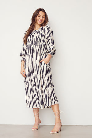 I SAY Ane Smock Dress Dresses M64 Black Brushstrokes