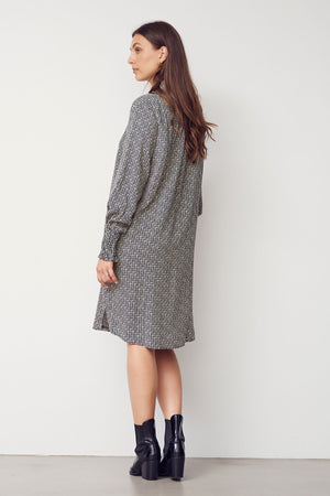 I SAY Asta Printed Dress Dresses M84 Graphic Black Strokes