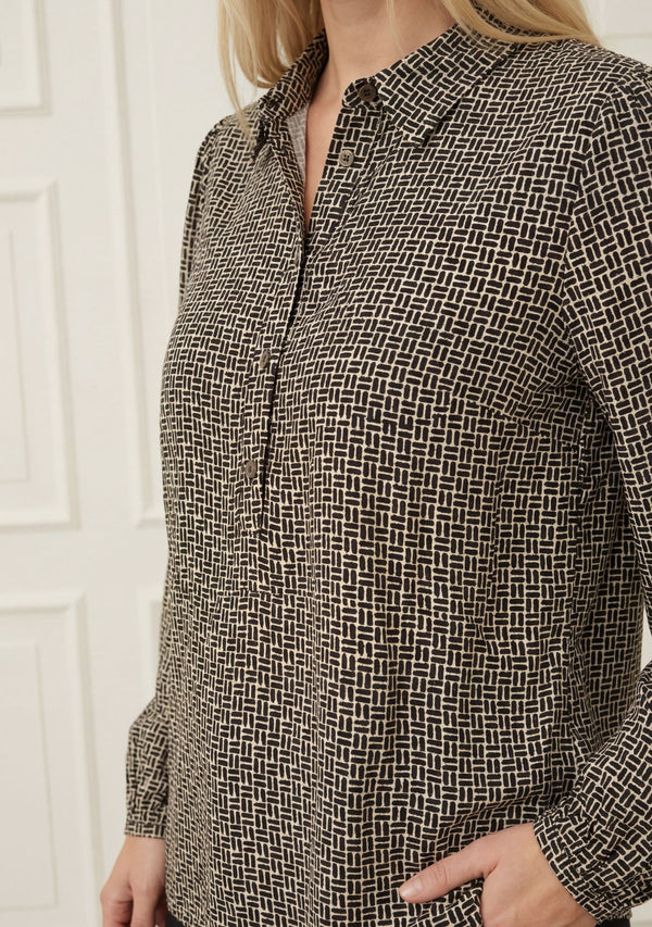 I SAY Asta Blouse Blouses M84 Graphic Black Strokes