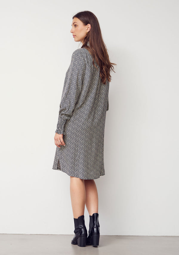 I SAY Asta Printed Dress Dresses M84 Graphic Black Strokes